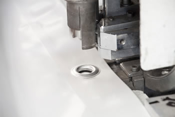 Applicazione occhielli